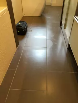 1 Pulisci la piastrella del pavimento