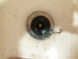 4 Rimuovere il tappo di scarico della vasca da bagno rotto Toe Touch
