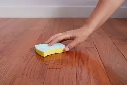 Rimuovere le macchie di vernice acrilica dal pavimento in laminato